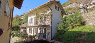 Villa in Vendita a Caprezzo via Vico 13