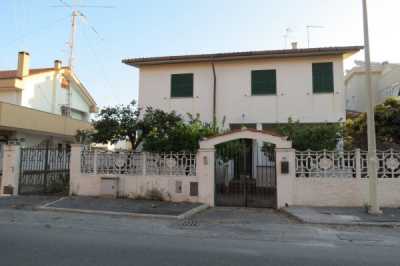 Villa in Vendita a Ladispoli via Taranto