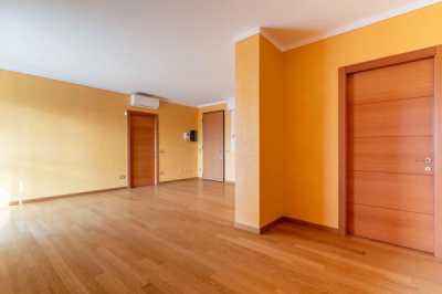 Appartamento in Affitto a Milano Viale Cassala 55