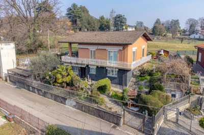 Villa in Vendita a Capiago Intimiano