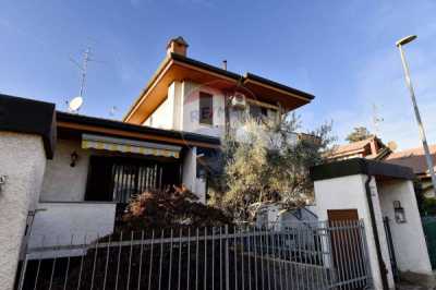 Villa in Vendita a Parabiago via Rosolino Pilo 10
