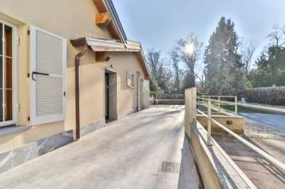 Villa in Vendita a Ronco Briantino via Sant