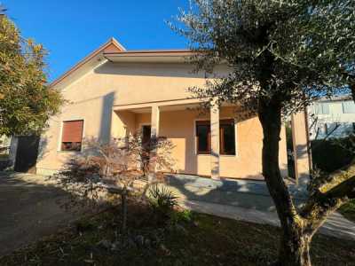 Villa in Vendita a Bassano del Grappa via Due Santi 4