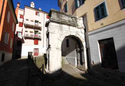 Appartamento in Vendita a Trieste Piazza Barbacan