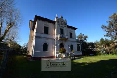 Villa in Vendita a Viareggio Viale Giacomo Puccini 187