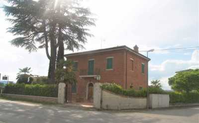 Rustico Casale Corte in Vendita a Torrita di Siena