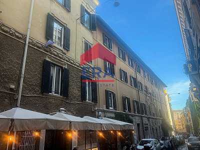 Appartamento in Vendita a Roma via del Boschetto Centro Storico