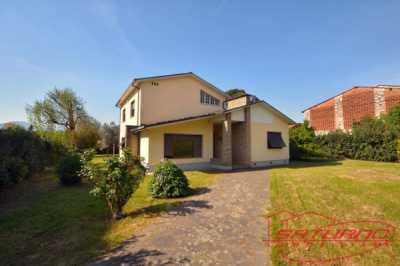 Villa in Vendita a Lucca via Per Corte Belli 55100