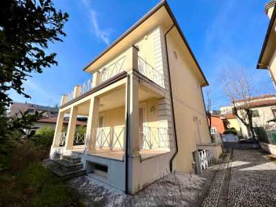 Villa in Vendita a Montecatini Terme via della Vittoria 3