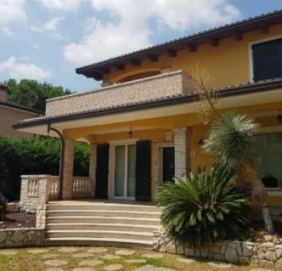 Villa in Vendita a Ravenna via Giacomo Camporesi 20