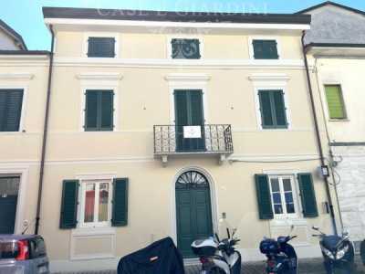 Villa in Vendita a Viareggio via Giuseppe Verdi 147