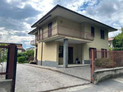 Villa in Vendita a Carugo via Delle Querce