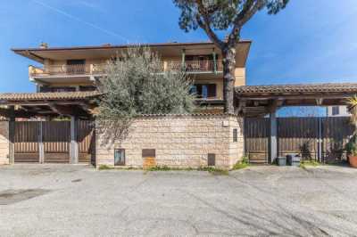 Villa in Vendita a Roma via Eianina 25